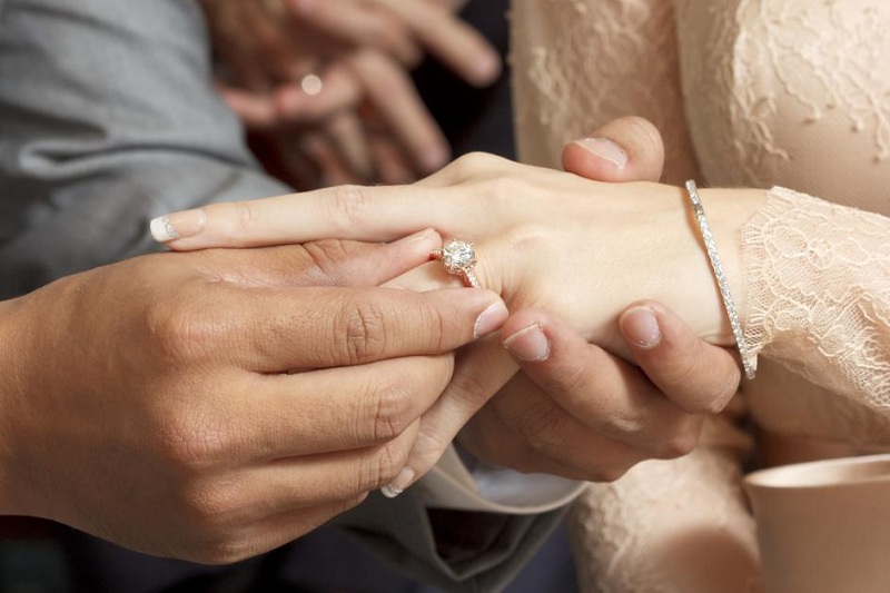 Phu thê đeo nhẫn cưới tay nào để hạnh phúc tới cưới đời?
