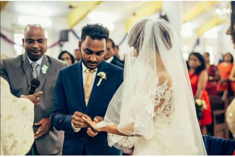 Cách đeo nhẫn trong đám cưới của người Tin Lành