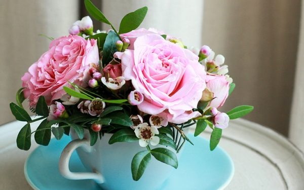 Cắm hoa để bàn ngày cưới bằng tách trà độc đáo 
